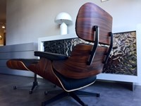Poltrona + Poggiapiedi Esprit Nouveau Production , modello Ottoman E/83/84/P design Charles Eames - scocca Palissandro curvato , rivestimento pelle lusso color nero,base a 5 razze in fusione alluminio verniciato nero.