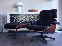 Poltrona + Poggiapiedi Esprit Nouveau Production , modello Ottoman E/83/84/P design Charles Eames - scocca Palissandro curvato , rivestimento pelle lusso color nero,base a 5 razze in fusione alluminio verniciato nero.
