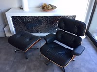Poltrona + Poggiapiedi Esprit Nouveau Production , modello Ottoman E/83/84/P design Charles Eames - scocca Palissandro curvato , rivestimento pelle lusso color nero,base a 5 razze in fusione alluminio verniciato nero.