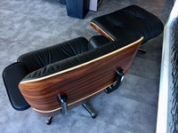 Poltrona + Poggiapiedi Esprit Nouveau Production , modello Ottoman E/83/84/P design Charles Eames - scocca Palissandro curvato , rivestimento pelle lusso color nero,base a 5 razze in fusione alluminio verniciato nero.