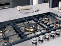 Piano cottura KitchenAid modello KHMD577510. Piano cottura a gas di 77 cm comprensivo di cinque bruciatori a gas.