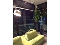 Lampada da terra modello Arco - 375a in piattina di acciaio satinato estensibile e base in marmo nero venato - Esprit Nouveau