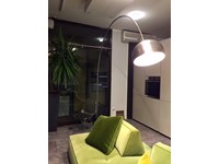 Lampada da terra modello Arco - 375a in piattina di acciaio satinato estensibile e base in marmo nero venato - Esprit Nouveau