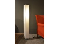 Lampada Design modello Luxia. Lampada a terra con basamento in acciaio cromato. Offerta Outlet Mobilgross. Scontata del -53%.