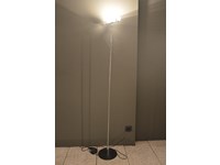Lampada Design modello Brera. Lampada a terra con asta in acciaio cromato. Offerta Outlet Mobilgross. Scontata del -52%.