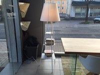 Lampada da terra con porta oggetti