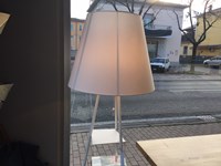 Lampada da terra con porta oggetti