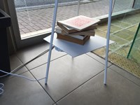 Lampada da terra con porta oggetti
