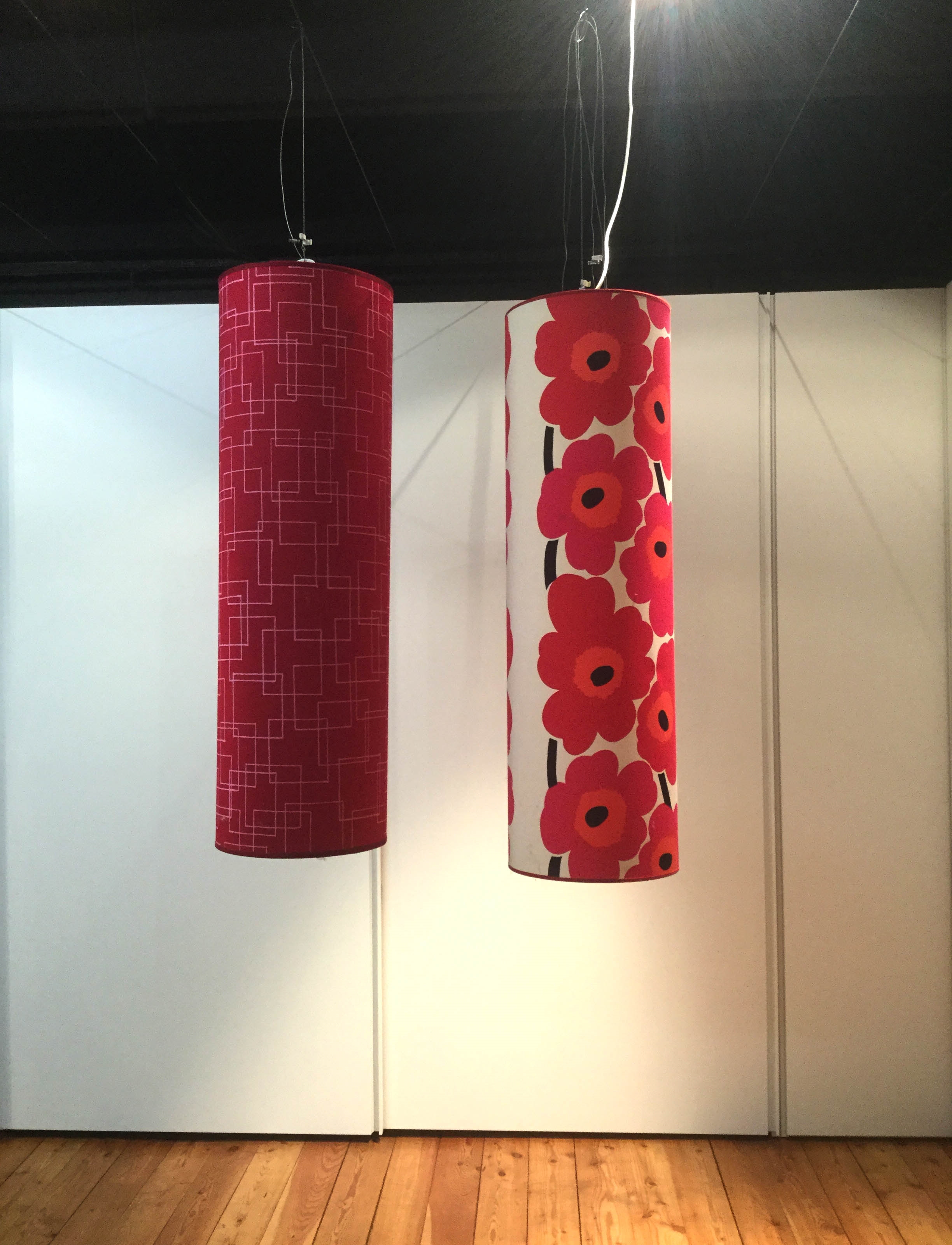 Lampada di design e atmosfera con tessuto disegno floreale o ...
