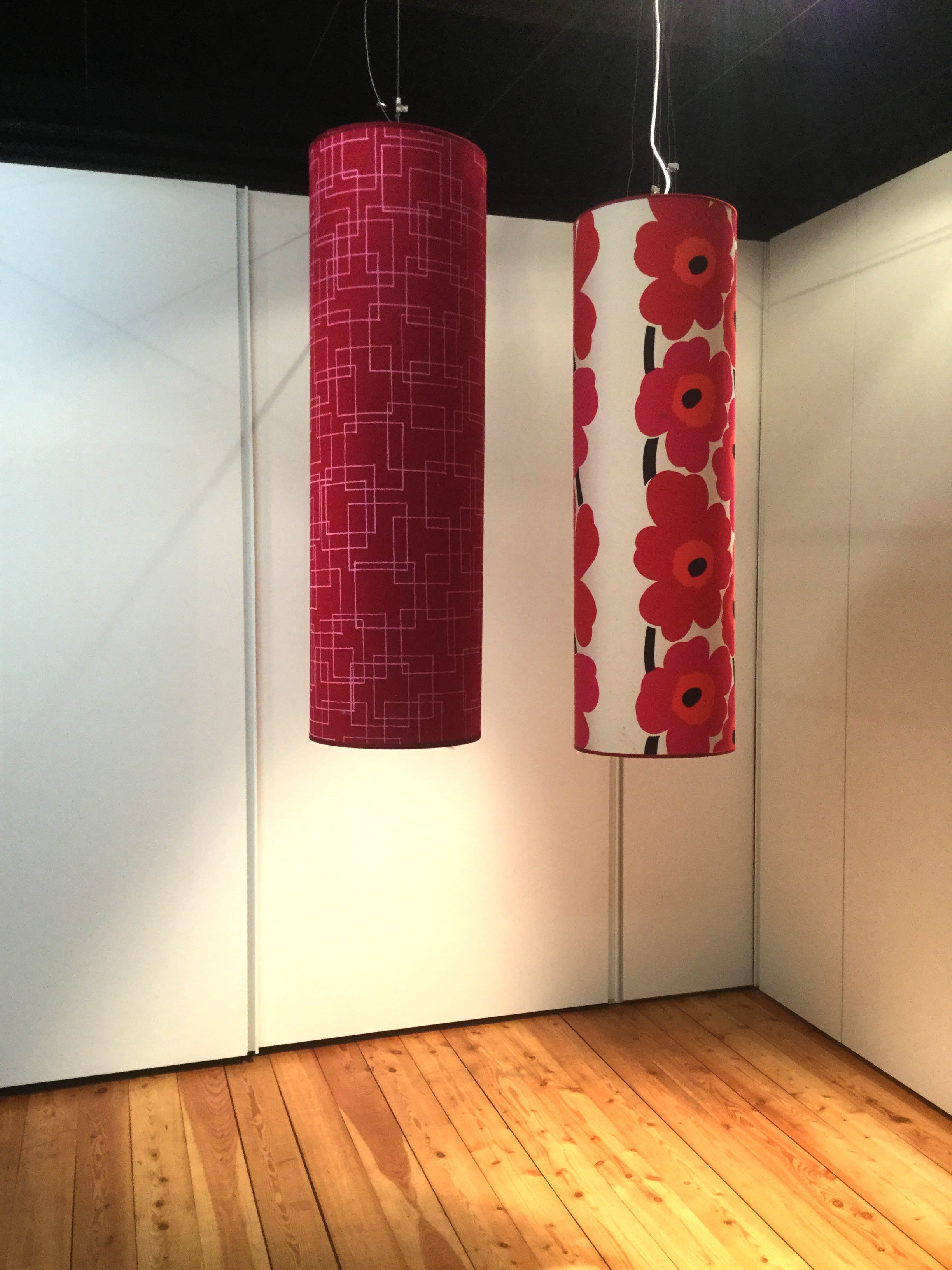 Lampada di design e atmosfera con tessuto disegno floreale o ...