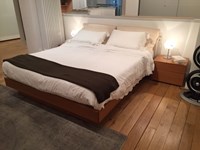 Letto matrimoniale con contenitore in legno e testata imbottita Milano