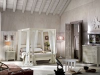Letto in legno matrimoniale a baldacchino