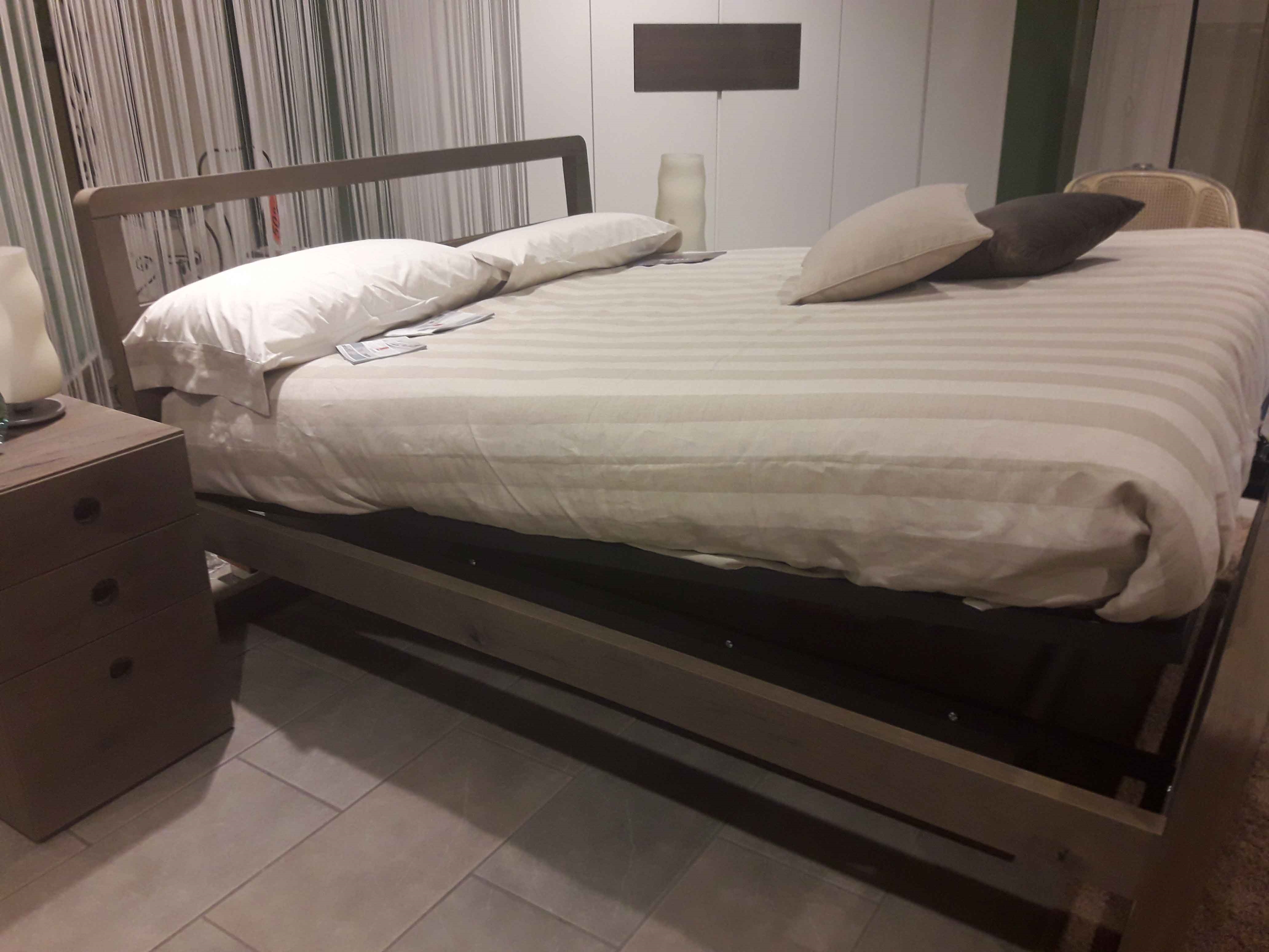 Letto matrimoniale Mod. Feel in legno e Comodini - Letti a ...