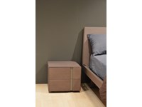 Letto Matrimoniale SAN GIACOMO modello FEBO 1.0 in finitura Rovere argilla. Letto di carattere contemporaneo dotato di montanti laterali della testiera e giroletto realizzati in legno massello spessore mm 40 rivestito con piallaccio. Offerta Outlet Mobilgross. Dimensioni Letto (Lunghezza 170 cm x Profondità 220 cm x Altezza testata 91 cm). Scontato del - 33 %.