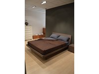 Letto Matrimoniale SAN GIACOMO modello FEBO 1.0 in finitura Rovere argilla. Letto di carattere contemporaneo dotato di montanti laterali della testiera e giroletto realizzati in legno massello spessore mm 40 rivestito con piallaccio. Offerta Outlet Mobilgross. Dimensioni Letto (Lunghezza 170 cm x Profondità 220 cm x Altezza testata 91 cm). Scontato del - 33 %.