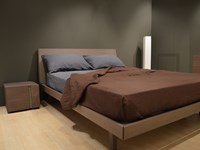 Letto Matrimoniale SAN GIACOMO modello FEBO 1.0 in finitura Rovere argilla. Letto di carattere contemporaneo dotato di montanti laterali della testiera e giroletto realizzati in legno massello spessore mm 40 rivestito con piallaccio. Offerta Outlet Mobilgross. Dimensioni Letto (Lunghezza 170 cm x Profondità 220 cm x Altezza testata 91 cm). Scontato del - 33 %.
