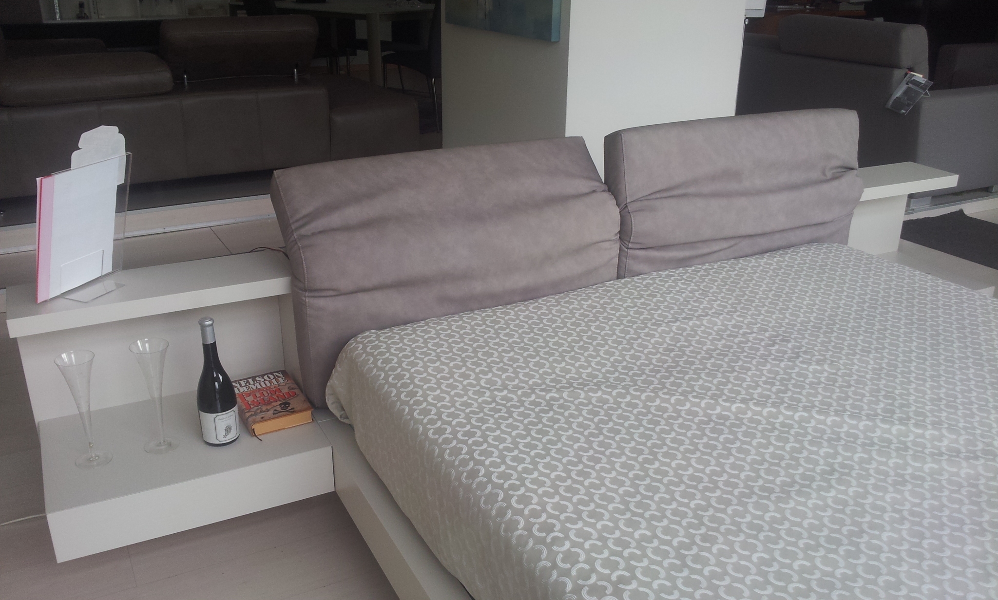 La maison arredamenti di pompei offre letto modernissimo con ... Comodini moderni di design