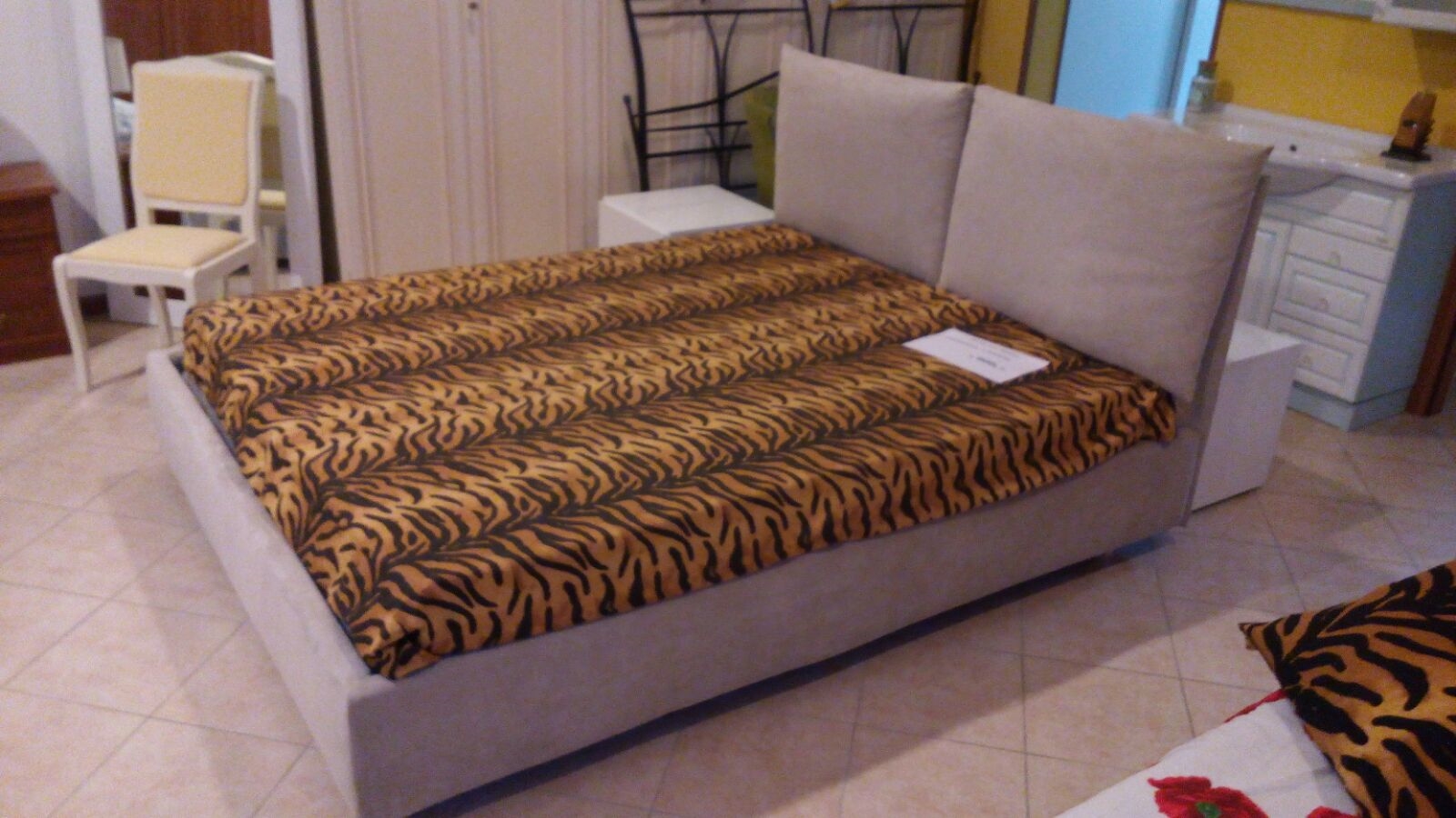 Letto imbottito con il contenitore rivestimento in tessuto ...