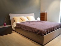 Letto Matrimoniale ORME modello METIDE in finitura Olmo Cenere. I toni della finitura in Olmo scaldano l’atmosfera, i profili estremamente sottili della testiera e del giroletto alleggeriscono il design e i piedini rettangolari accentuano le geometrie. Inoltre è dotato di una comoda base contenitore. Offerta Outlet Mobilgross. Sconto del - 25%