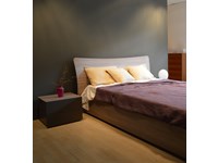 Letto Matrimoniale ORME modello METIDE in finitura Olmo Cenere. I toni della finitura in Olmo scaldano l’atmosfera, i profili estremamente sottili della testiera e del giroletto alleggeriscono il design e i piedini rettangolari accentuano le geometrie. Inoltre è dotato di una comoda base contenitore. Offerta Outlet Mobilgross. Sconto del - 25%
