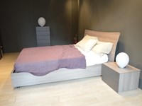 Letto Matrimoniale ORME modello METIDE in finitura Olmo Cenere. I toni della finitura in Olmo scaldano l’atmosfera, i profili estremamente sottili della testiera e del giroletto alleggeriscono il design e i piedini rettangolari accentuano le geometrie. Inoltre è dotato di una comoda base contenitore. Offerta Outlet Mobilgross. Sconto del - 25%