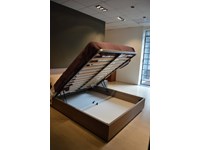 Letto Matrimoniale ORME modello METIDE in finitura Olmo Cenere. I toni della finitura in Olmo scaldano l’atmosfera, i profili estremamente sottili della testiera e del giroletto alleggeriscono il design e i piedini rettangolari accentuano le geometrie. Inoltre è dotato di una comoda base contenitore. Offerta Outlet Mobilgross. Sconto del - 25%