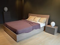 Letto Matrimoniale ORME modello METIDE in finitura Olmo Cenere. I toni della finitura in Olmo scaldano l’atmosfera, i profili estremamente sottili della testiera e del giroletto alleggeriscono il design e i piedini rettangolari accentuano le geometrie. Inoltre è dotato di una comoda base contenitore. Offerta Outlet Mobilgross. Sconto del - 25%