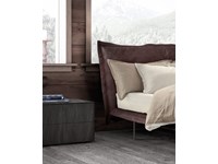 Letto Pianca modello Aladino. Letto con giroletto imbottito con piedi. Struttura interna in legno e rivestimento in tessuto sfoderabile.