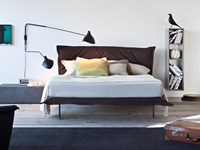 Letto Pianca modello Aladino. Letto con giroletto imbottito con piedi. Struttura interna in legno e rivestimento in tessuto sfoderabile.
