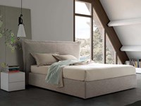Letto Pianca modello Aladino. Letto con giroletto imbottito con piedi. Struttura interna in legno e rivestimento in tessuto sfoderabile.