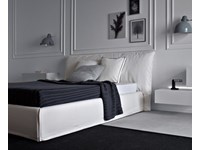 Letto Pianca modello Piumotto. Letto con sommier imbottito in tessuto sfoderabile comprensivo di rete a doghe. Struttura interna in legno.