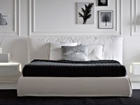 Letto Pianca modello Piumotto. Letto con sommier imbottito in tessuto sfoderabile comprensivo di rete a doghe. Struttura interna in legno.