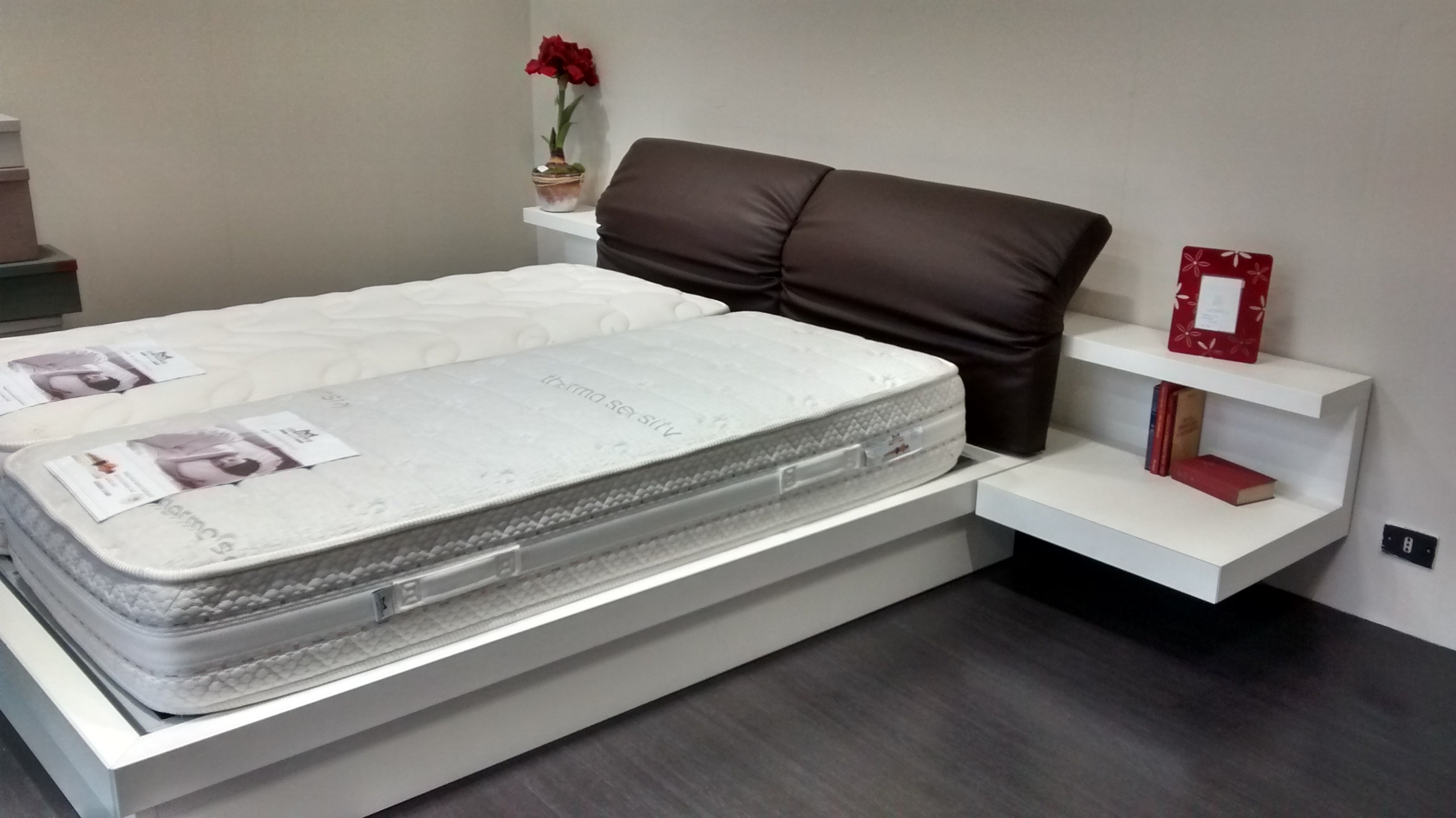 Letto Matrimoniale Con Contenitore E Comodini Integrati