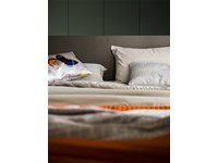 Offerta per un letto in legno con piedini in metallo scontato del -25%