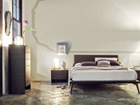 Offerta per un letto in legno con piedini in metallo scontato del -25%