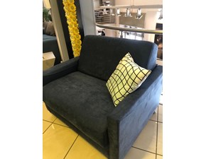 Questa poltrona letto si distingue per il suo design originale, nell'utilizzo come poltrona è comoda e nessuno penserà mai di essere su una poltrona letto, una volta trasformata, diventerà un vero letto. Offerte Poltrone Letto Prezzi Outlet Sconti Del 50 60 70