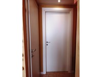 Porta in legno bianca liscia su misura