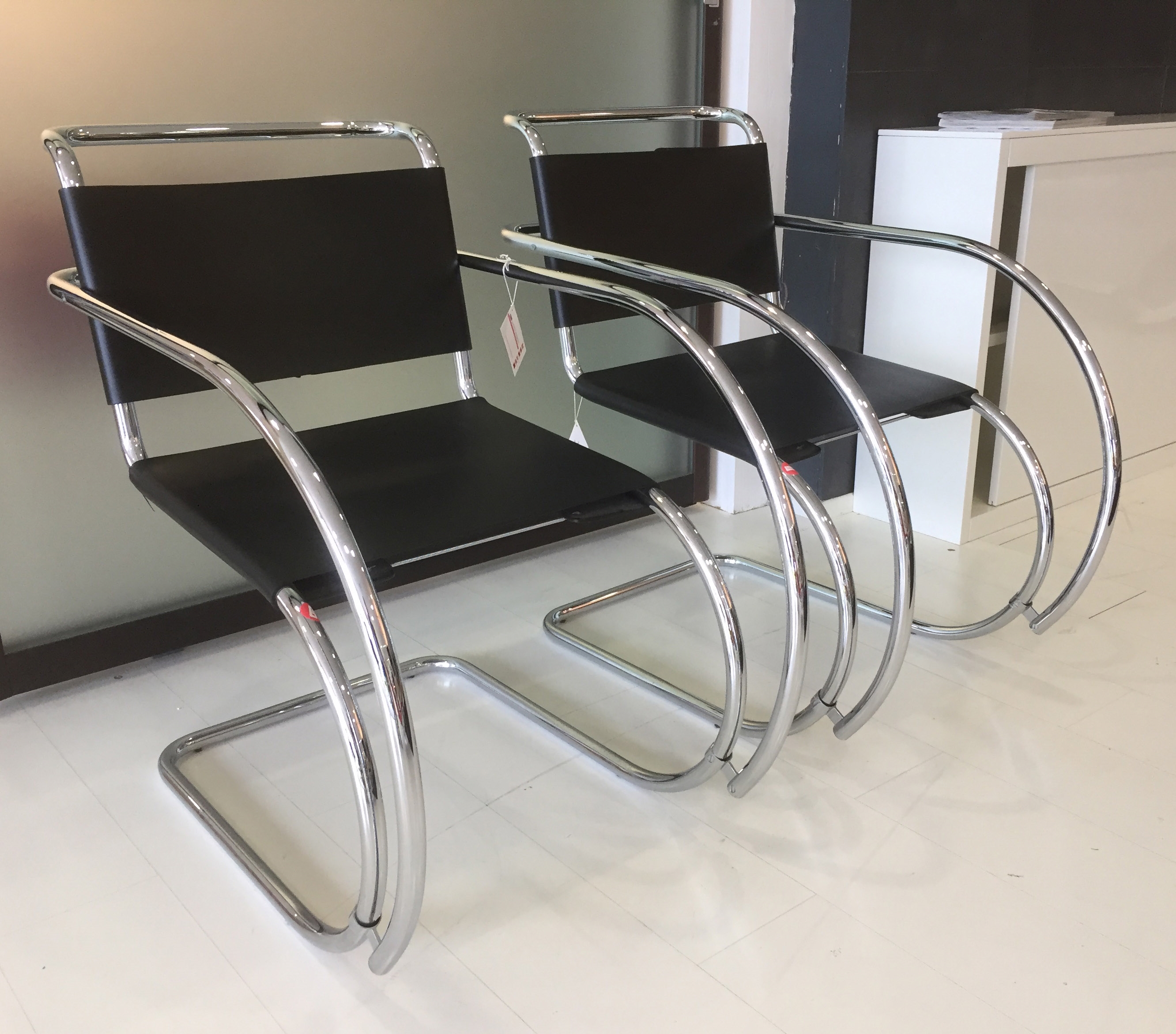 Sedia Poltroncina Alivar Mies Van Der Rohe cromata acciaio seduta cuoio nero Design Sedie a Sedia Poltroncina Alivar Mies Van Der Rohe cromata acciaio seduta cuoio nero Design Sedie a