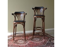 Coppia di Sgabelli modello Thonet di Produzione Artigianale. Gli sgabelli sono rifiniti con lucidatura. Il rivestimento della seduta e del é realizzato in pelle colore nero. Scontati del -44%. Offerta Outlet Mobilgross