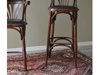 Coppia di Sgabelli modello Thonet di Produzione Artigianale. Gli sgabelli sono rifiniti con lucidatura. Il rivestimento della seduta e del é realizzato in pelle colore nero. Scontati del -44%. Offerta Outlet Mobilgross