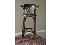 Coppia di Sgabelli modello Thonet di Produzione Artigianale. Gli sgabelli sono rifiniti con lucidatura. Il rivestimento della seduta e del é realizzato in pelle colore nero. Scontati del -44%. Offerta Outlet Mobilgross