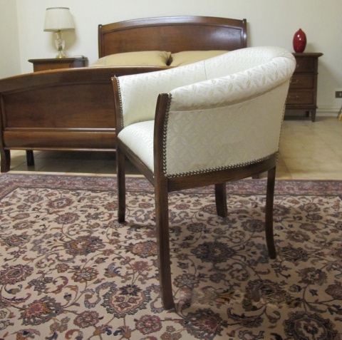 Poltroncina classica da camera, modello a pozzetto - Sedie a ... Poltroncina classica da camera, modello a pozzetto - Sedie a ...