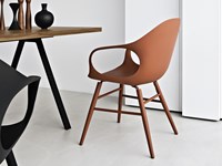 Poltroncina Kristalia modello Elephant. La poltroncina è realizzata in poliuretano rigido in diversi colori con base a 4 gambe o a slitta.