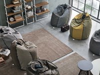 Pouf Tomasella modello Comodo. Pouf sfoderabile e con maniglia. Rivestimento tessuto cat 1/ one easy 18 e filo 877.
