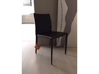 sedia Linda in cuoio con cuciture in contrasto