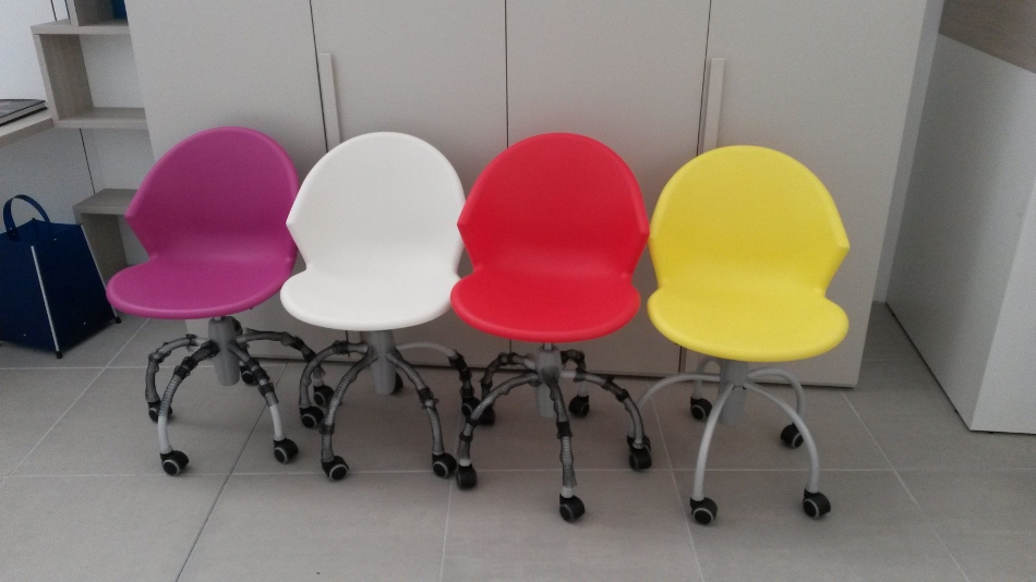 Sedia colorata con ruote da cameretta 40% sedie a prezzi scontati Scrivanie per camerette blu