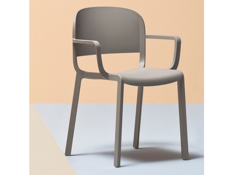 sedie in plastica con braccioli