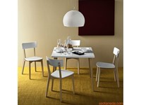 Sedia Connubia modello Jelly. Sedia con struttura in faggio e sedile in polipropilene disponibile in vari colori.