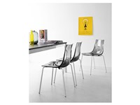 Sedia Connubia modello Led. Sedia con struttura in metallo e con sedile e schienale monoscocca in tecnopolimero San.