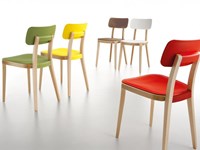 Sedia design Porta Venezia di Infiniti in faggio naturale e polipropilene verde